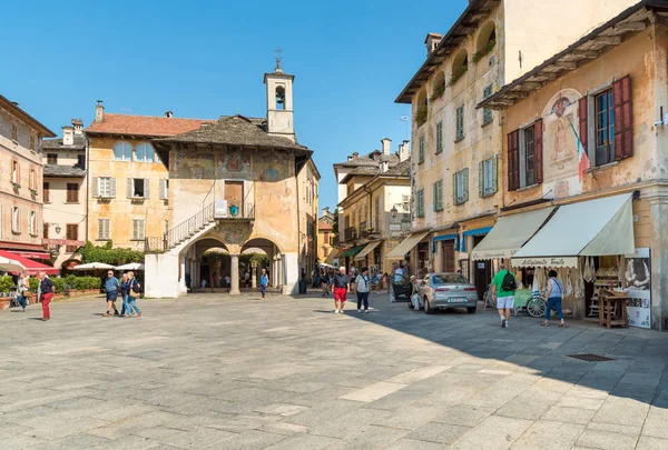 Orta San Giulio, Novara, İtalya - 28 Ağustos 2018: Tarihi merkezi, eski köy Orta San Piedmont, İtalya için göl kıyısında Orta bulunan Giulio, görünümünü