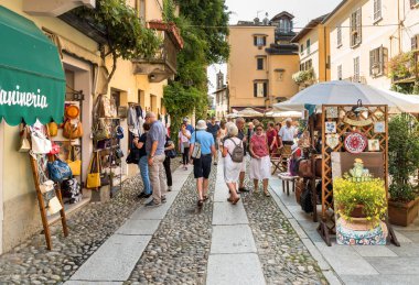 Orta San Giulio, Novara, İtalya - 28 Ağustos 2018: tarihi merkezinde, eski köy, Orta San Piedmont, İtalya için göl kıyısında Orta bulunan Giulio, ziyaret insanlar