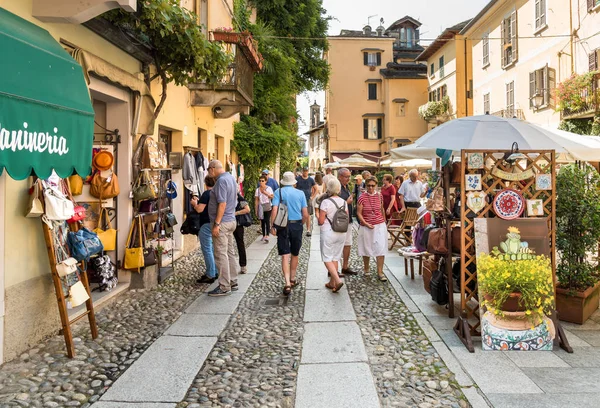 Orta San Giulio, Novara, İtalya - 28 Ağustos 2018: tarihi merkezinde, eski köy, Orta San Piedmont, İtalya için göl kıyısında Orta bulunan Giulio, ziyaret insanlar