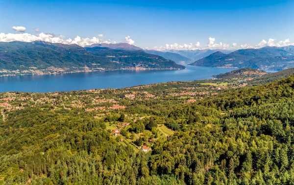 Castelveccana ヴァレーゼ イタリアの州のマッジョーレ湖の空中写真 — ストック写真