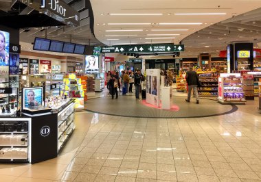 Ferno, Milan-Malpensa, İtalya-26 Eylül 2018: Duty Free nerede yolcu Terminal 1 Milan Malpensa Uluslararası Havaalanı'nın alışveriş önce hareket yapmak salonu,.