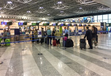 Ferno, Milan-Malpensa, İtalya-10 Ekim 2018: Yolcular için kaplı chek-in Milan-Malpensa airport Terminal 1 içinde.