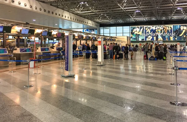 Ferno Milano Malpensa Italia Ottobre 2018 Passeggeri Fila Chek All — Foto Stock