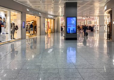 Ferno, Milan-Malpensa, İtalya-10 Ekim 2018: İç dükkanlar ve barlar Milan-Malpensa Airport Terminal 1.