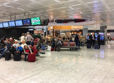 Ferno, Milan-Malpensa, İtalya-10 Ekim 2018: Önce hareket içinde Milan-Malpensa Airport Terminal 1 bekleme odasında yolcu.