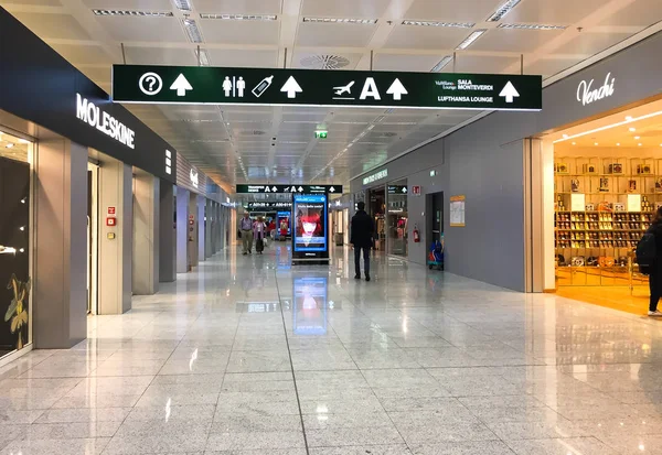 Ferno Milán Malpensa Italia Octubre 2018 Interior Con Tiendas Bares —  Fotos de Stock