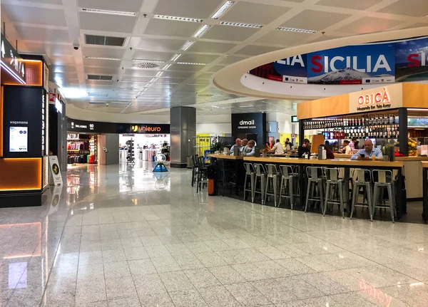 Ferno Milán Malpensa Italia Octubre 2018 Pasajeros Sala Espera Antes —  Fotos de Stock