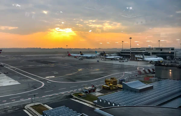 Ferno, Milan-Malpensa, İtalya-10 Ekim 2018: Milan-Malpensa Havalimanı Terminal 1 Sunries, görünümünü.