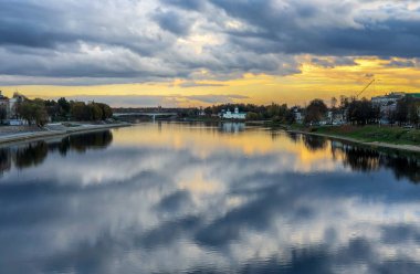 Yatay, Velikaya nehrinin günbatımında Pskov arka planda, Rusya Spaso-Preobrazhensky Mirozhsky Manastırı