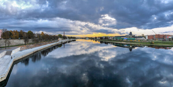 Пейзаж Великой реки на закате со Спасо-Преображенским Мироженским монастырем Пскова на заднем плане, Россия
