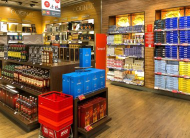 Riga, Letonya - 28 Ekim 2018: İç Duty Free mağazaları ve barlar Riga Uluslararası Havalimanı, Letonya