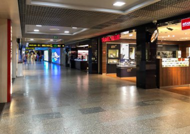 Riga, Letonya - 28 Ekim 2018: İç Duty Free mağazaları ve barlar Riga Uluslararası Havalimanı, Letonya