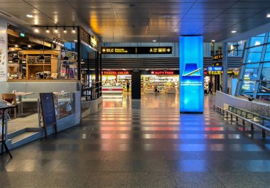 Riga, Letonya - 28 Ekim 2018: İç Duty Free mağazaları ve barlar Riga Uluslararası Havalimanı, Letonya