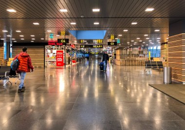 Riga, Letonya - 28 Ekim 2018: İç Duty Free mağazaları ve barlar Riga Uluslararası Havalimanı, Letonya
