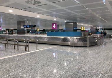 Ferno, Milan-Malpensa, İtalya-28 Ekim 2018: Bagaj talep alan Milan-Malpensa Uluslararası Havaalanı Terminal 1.