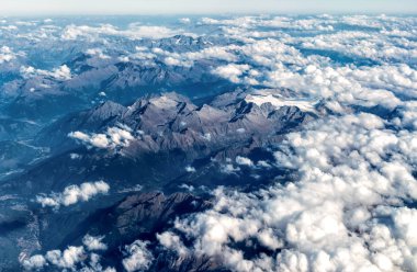 Doğal bulutlu gökyüzü arka plan ile Alpler, yüksek açılı görünüş.