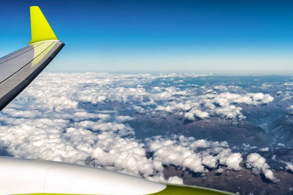 Veduta Aerea Dell Orizzonte Cielo Nuvoloso Sopra Alpi Con Ala — Foto Stock