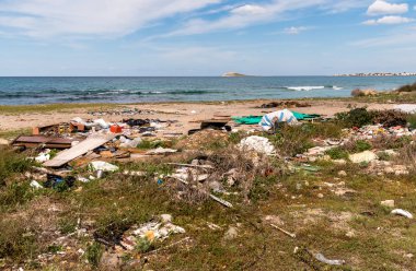 Kirli beach, çöp ve aile içi atık Sicilya Palermo eyaletinde kapasitif Beach'te kirletici kıyı bozulması