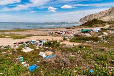 Kirli beach, çöp ve aile içi atık Sicilya Palermo eyaletinde kapasitif Beach'te kirletici kıyı bozulması