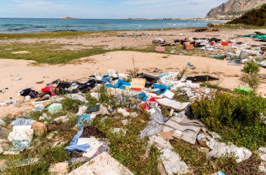 Kirli beach, çöp ve aile içi atık Sicilya Palermo eyaletinde kapasitif Beach'te kirletici kıyı bozulması