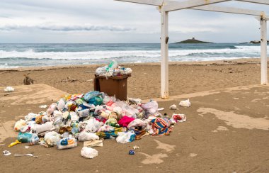 Isola delle Femmine, Sicilya, İtalya - 2 Ekim 2018: Isola delle Femmine Sicilya, kum üzerinde çöp konteyner.