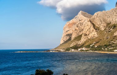 Capo Gallo Dağı ve Körfez Sferracavallo Akdeniz'de ili Palermo, Sicilya üzerinde görünümü.