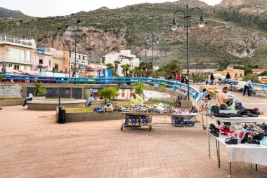 Sferracavallo, Sicilya, İtalya - 1 Ekim 2018: Dış pazarda merkezi Sferracavallo, Palermo eyaletinde, Sicilya, öğleden sonra ile ana cadde görünümünü