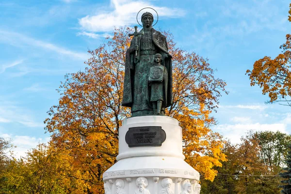 俄罗斯联邦普斯科夫 2018年10月13日 奥尔加公主纪念碑与她的儿子弗拉基米尔 斯维亚托斯拉维奇王子在普斯科夫市中心 俄罗斯 — 图库照片