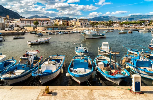 Balıkçı Tekneleri Isola Küçük Liman Delle Femmine Palermo Eyaletinde Sicilya — Stok fotoğraf