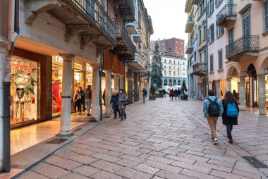 Varese, İtalya - 6 Aralık 2018: Corso Matteotti street, sadece yaya ve merkezi Varese, İtalya kalbinde sessiz yürüyüş sağlar