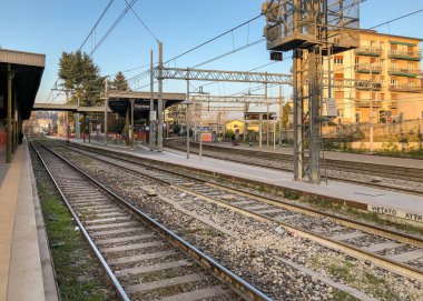 Varese, İtalya - 7 Aralık 2018: Varese Kuzey Demiryolu İstasyonu şehir merkezinde üç tren istasyonları Varese İtalyan şehir biridir. 