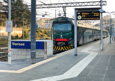 Varese, İtalya - 7 Aralık 2018: Tren Varese Kuzey Demiryolu İstasyonu şehir merkezinde, Varese İtalyan şehir üç tren istasyonları biridir. 