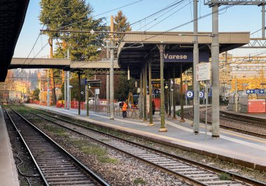 Varese, İtalya - 7 Aralık 2018: Varese Kuzey Demiryolu İstasyonu şehir merkezinde üç tren istasyonları Varese İtalyan şehir biridir. 