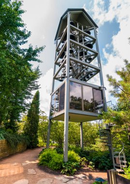 Chicago Botanik Bahçesi 'ndeki Carillon Bell Kulesi manzarası, Glencoe, Illinois, ABD