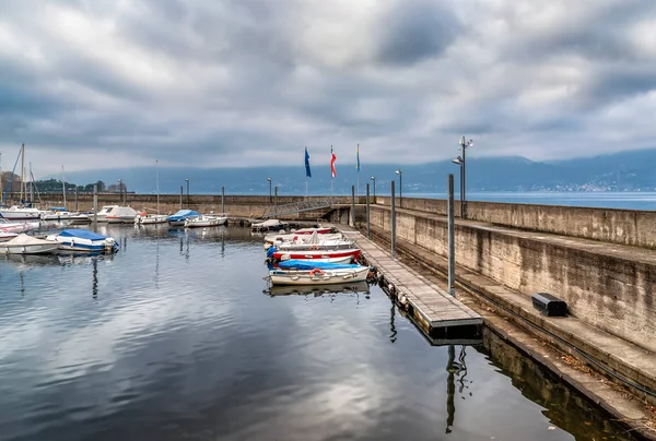 曇りの日 ヴァレーゼ イタリアの州のマッジョーレ湖の Luino の新しい港 — ストック写真