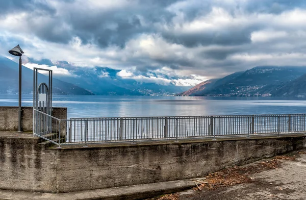 Manzara Lake Maggiore Bulutlu Gün Luino Varese Eyaletinde Talya — Stok fotoğraf