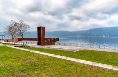 Lake Maggiore lakefront Luino, Varese, İtalya ilinin üzerinden manzara bulutlu günde