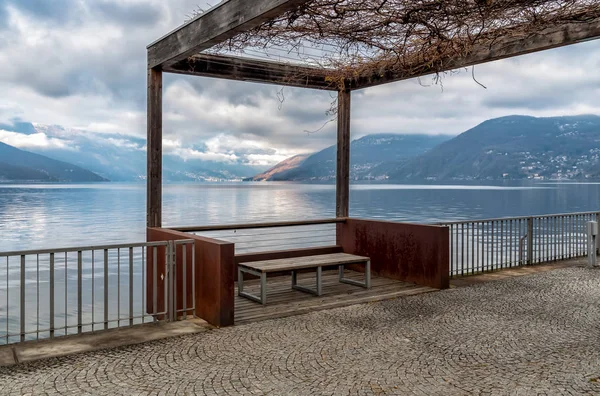 Lake Maggiore Lakefront Luino Varese Talya Ilinin Üzerinden Manzara Bulutlu — Stok fotoğraf