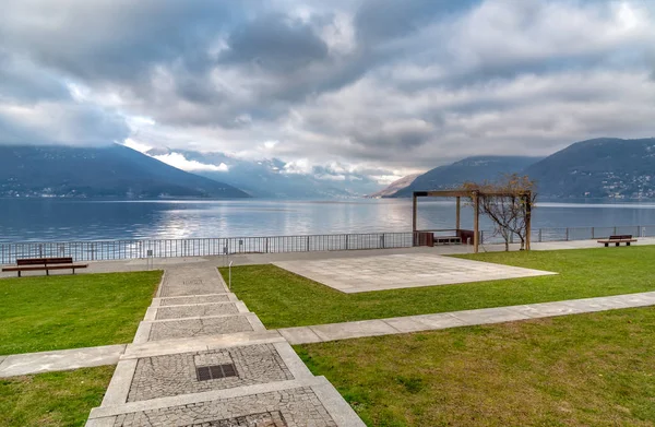 Lake Maggiore Lakefront Luino Varese Talya Ilinin Üzerinden Manzara Bulutlu — Stok fotoğraf