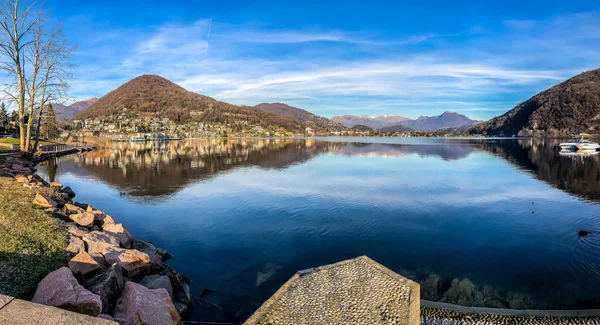 ラヴェーナ ポンテ トレーザ ヴァレーゼ県 イタリアのルガーノ湖のパノラマ ビュー — ストック写真