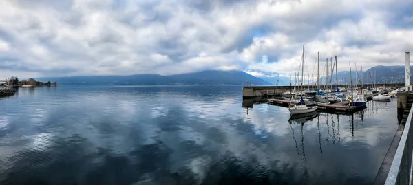 曇りの日 ヴァレーゼ県のイタリアで新しい Luino 港とマッジョーレ湖のパノラマ ビュー — ストック写真