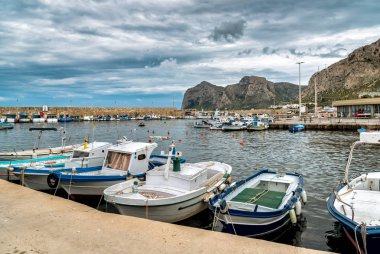Balıkçı tekneleri küçük liman Isola delle Femmine veya ada kadın, il Palermo, Sicilya, İtalya