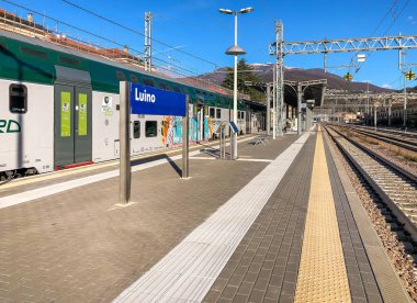 Luino, Varese, İtalya - 28 Ocak 2019: Trenord lokomotif Luino demiryolu İstasyonu, de olan sınır Garı İtalya, Varese eyaletinde, İtalya