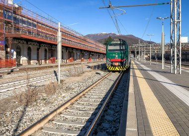 Luino, Varese, İtalya - 28 Ocak 2019: Trenord lokomotif Luino demiryolu İstasyonu, de olan sınır Garı İtalya, Varese eyaletinde, İtalya