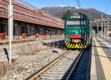 Luino, Varese, İtalya - 28 Ocak 2019: Trenord lokomotif Luino demiryolu İstasyonu, de olan sınır Garı İtalya, Varese eyaletinde, İtalya
