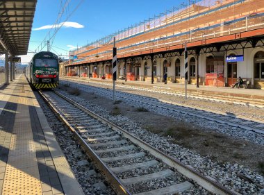 Luino, Varese, İtalya - 28 Ocak 2019: Trenord lokomotif Luino demiryolu İstasyonu, de olan sınır Garı İtalya, Varese eyaletinde, İtalya