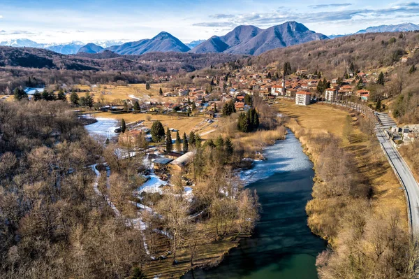 Vista Aérea Del Pequeño Pueblo Lago Brinzio Valey Rasa Día —  Fotos de Stock