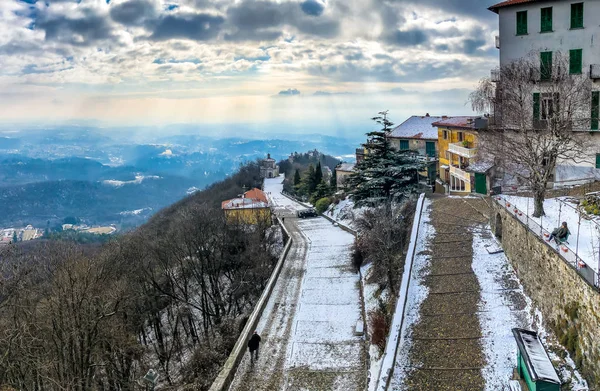 冬曇りの日では イタリアのヴァレーゼで背景の木漏れ日とチャペル Xiv の歴史的な巡礼ルート上神聖なマウントまたはヴァレーゼの聖山からの眺め — ストック写真