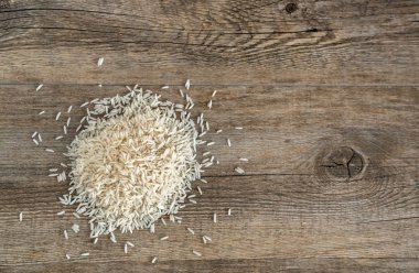 Basmati Pirinç yığın üstten görünüm antika ahşap arka plan üzerinde. 
