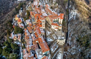 Bir Varese, Sacro Monte hava görülmektedir bir Kutsal Dağı olduğu tarihi hac site ve Unesco Dünya Mirası, Varese, Lombardiya, İtalya
